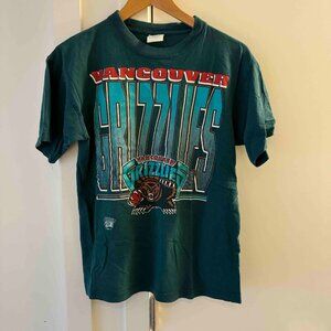 vintage 90s Vancouver Grizzlies NBA graphic tee size small
